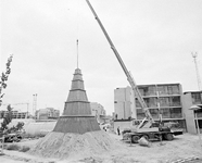 881117 Afbeelding van de plaatsing van de sculptuur Tenttoren van de kunstenaar C.H. Rogge aan de Simplonbaan in de ...